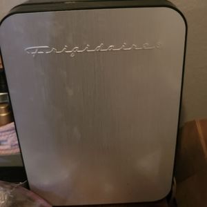 Portable mini fridge